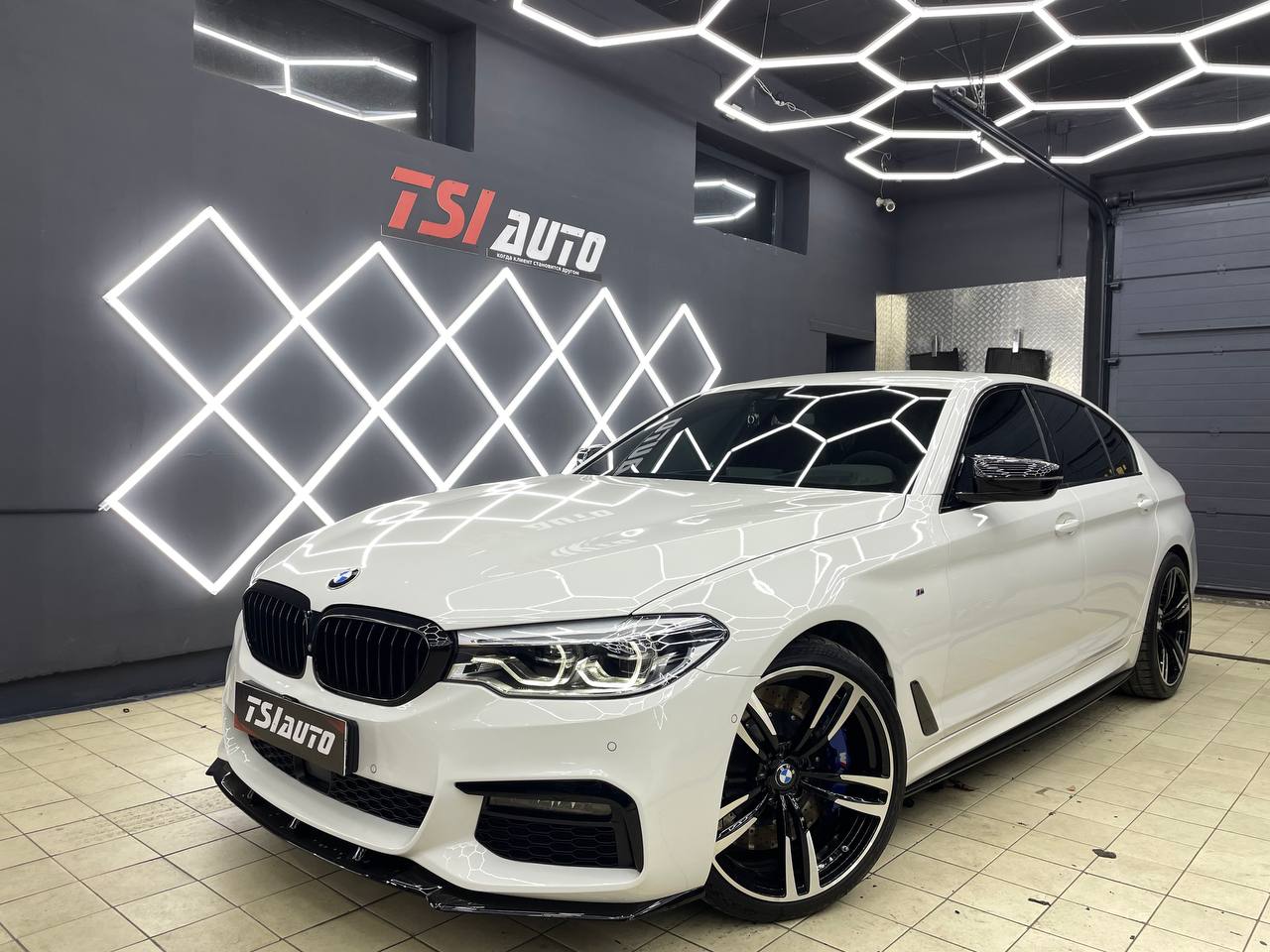 Шумоизоляция дверей и пола в салоне BMW 5 в Москве