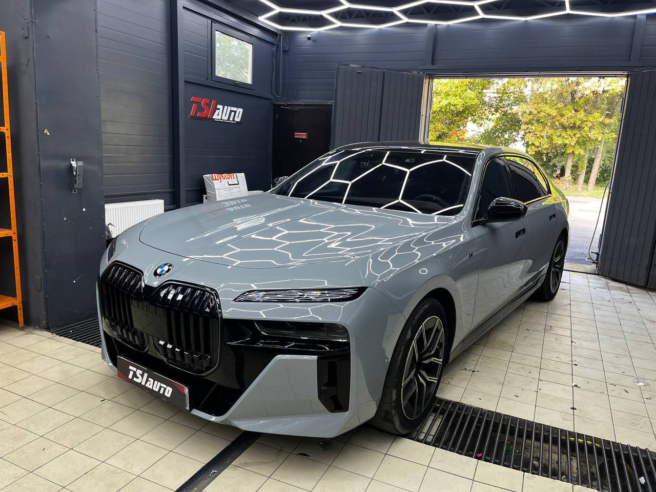 Шумоизоляция арок BMW 7 G70 в Москве