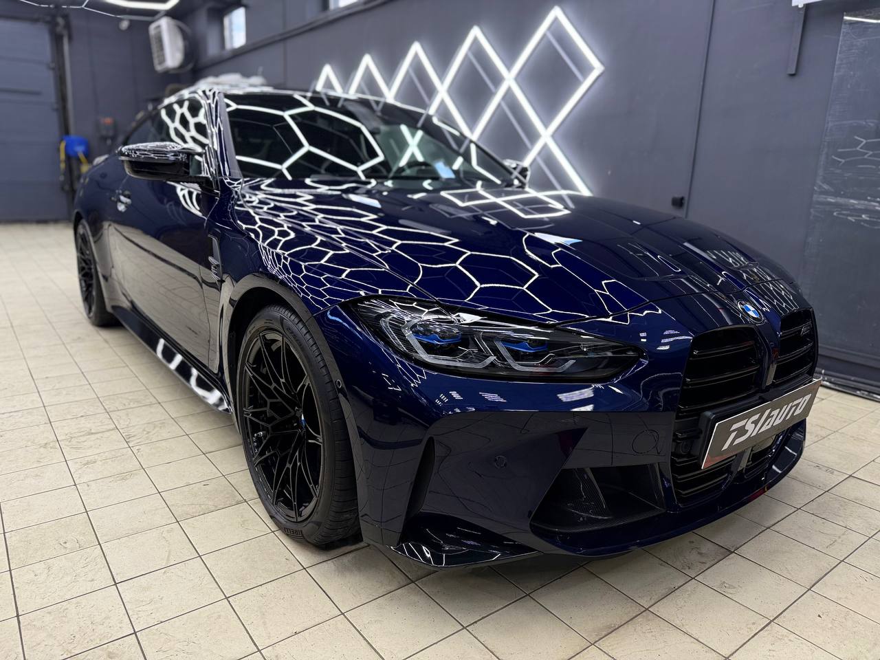 Оклейка пленкой BMW M4 в Москве
