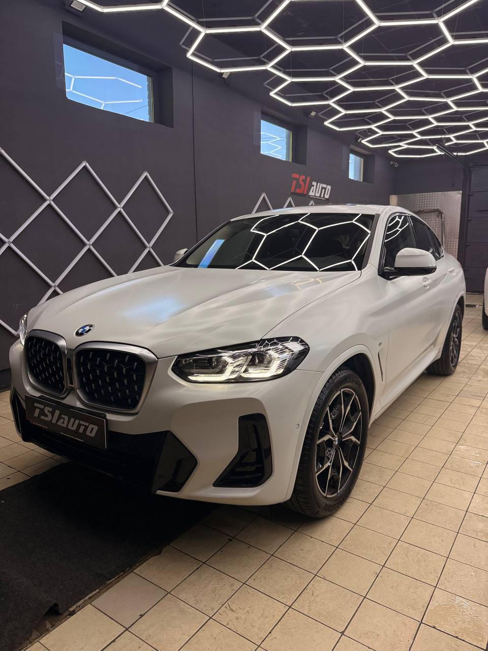 Оклейка плёнкой BMW X4 в Москве