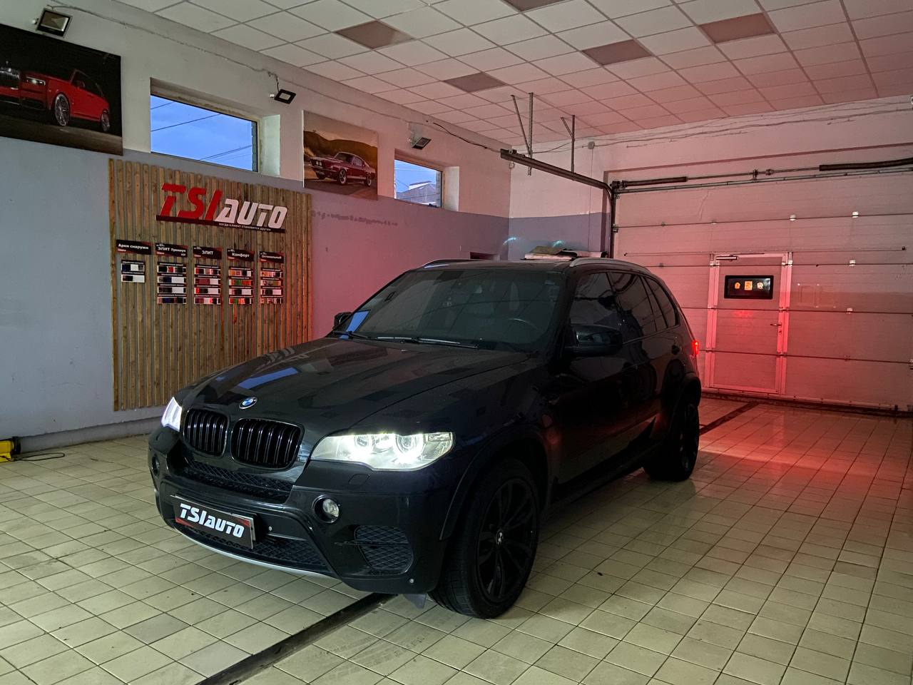 Установка подсветки салона в BMW X5 E70 в Москве