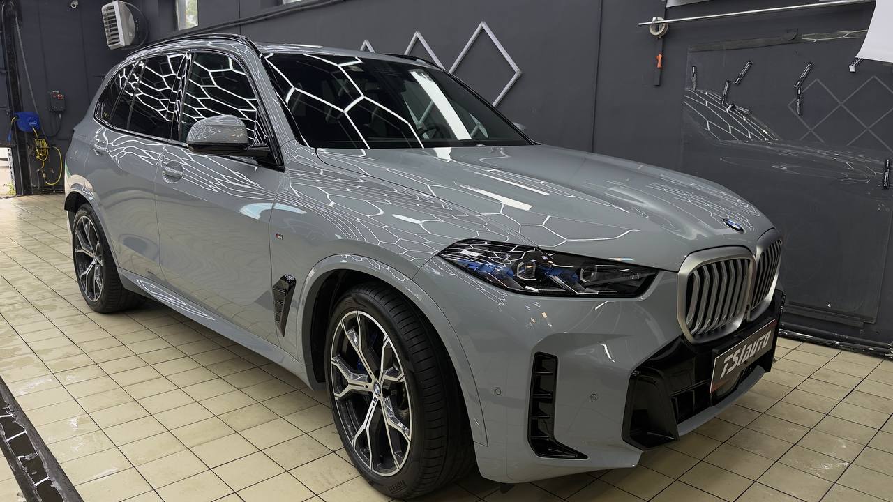 Полная оклейка пленкой BMW X5 G05 в Москве