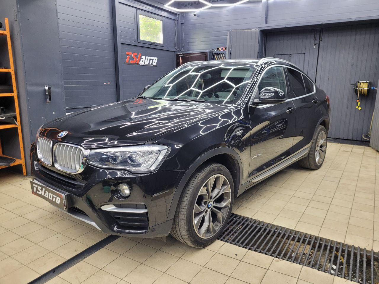 BMW X6 установка подсветки салона в Москве