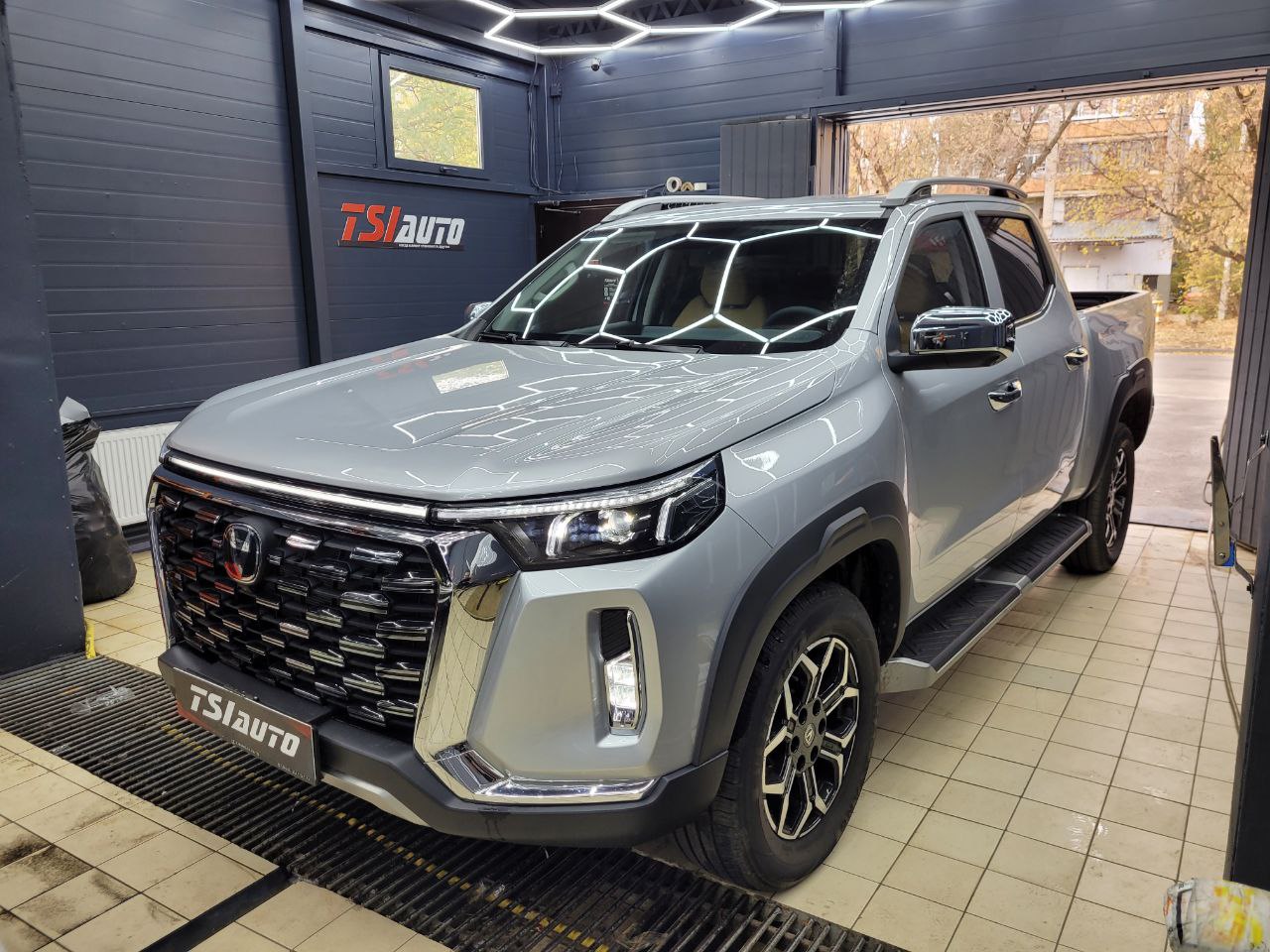 Оклейка пленкой фар Changan Hunter Plus в Москве