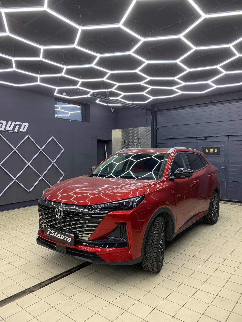 Установка сабвуфера Changan Uni-S в Москве