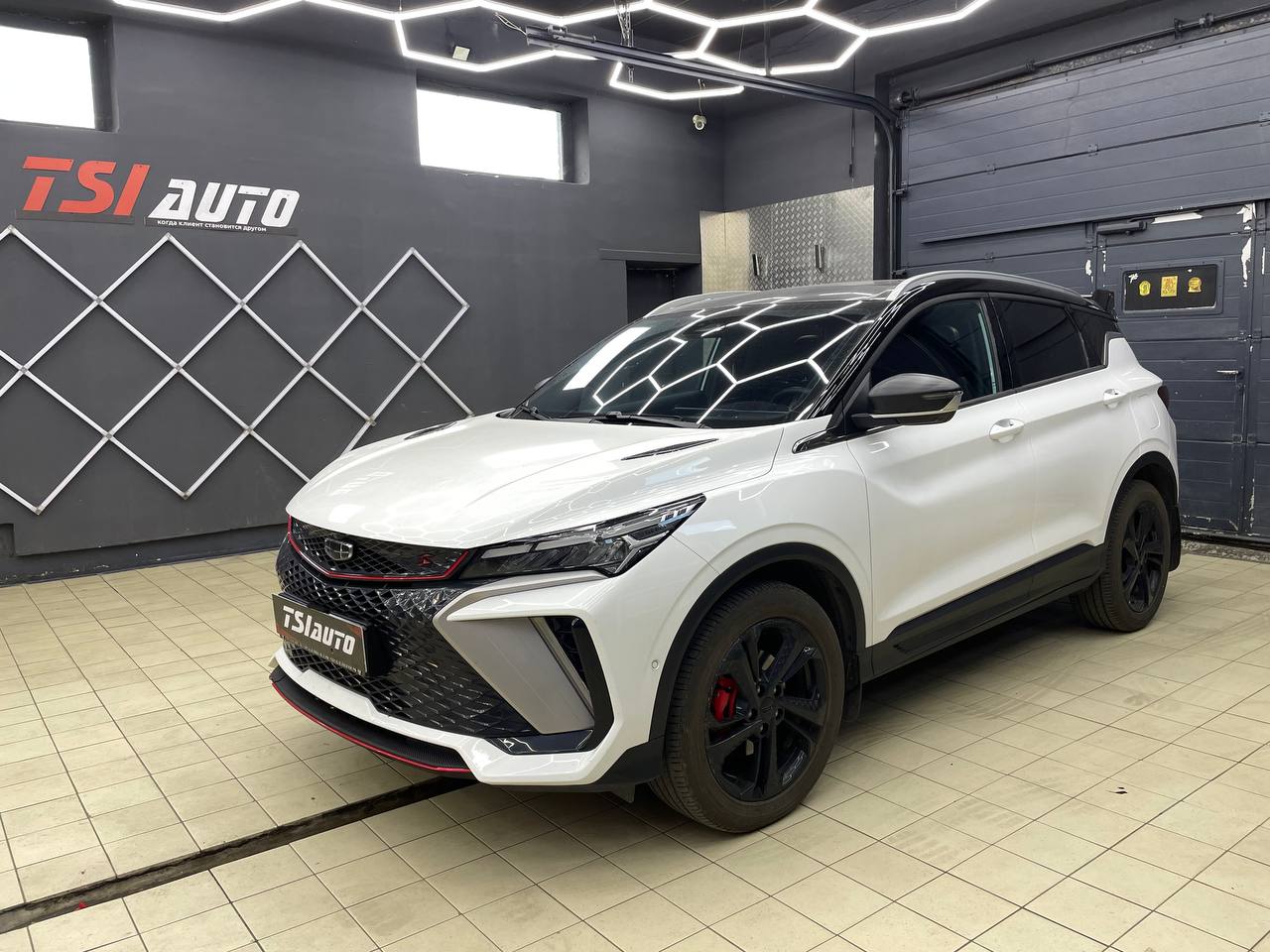 Geely Coolray установка сабвуфера и усилителя в Москве