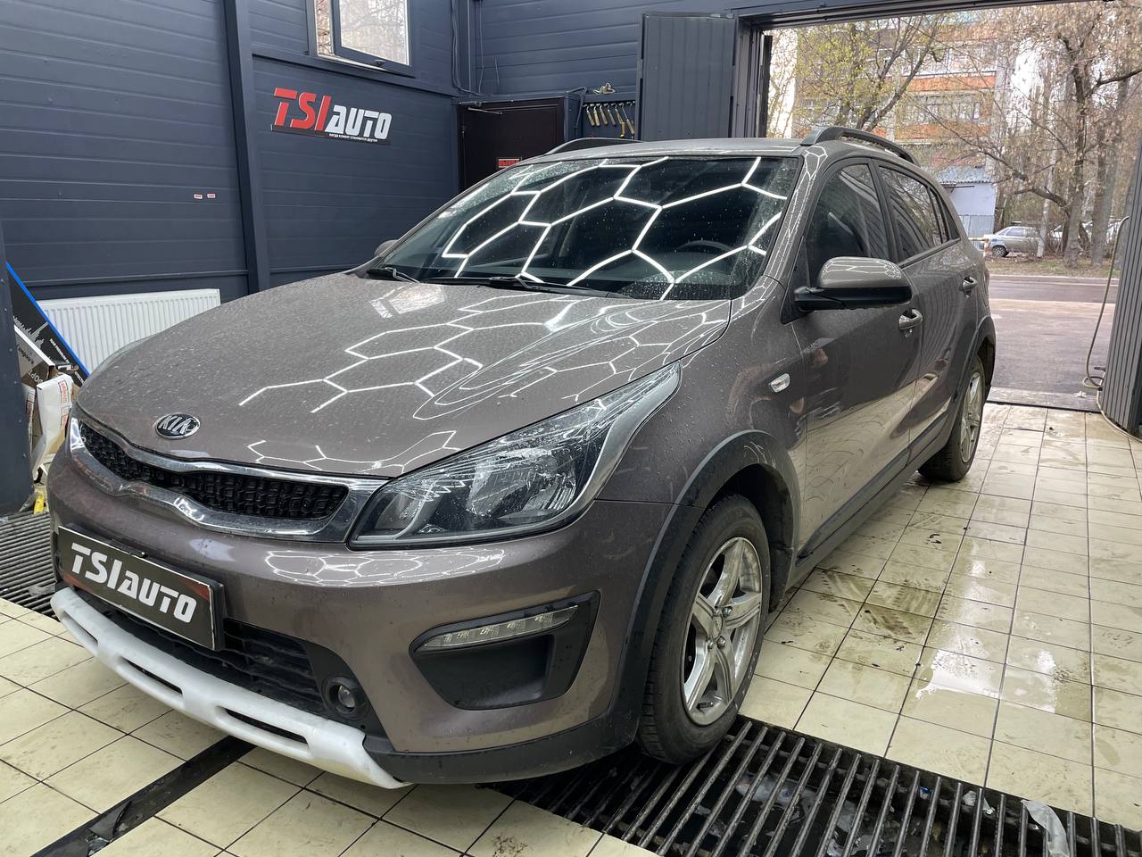 Kia Rio установка ГУ с камерой заднего вида в Москве