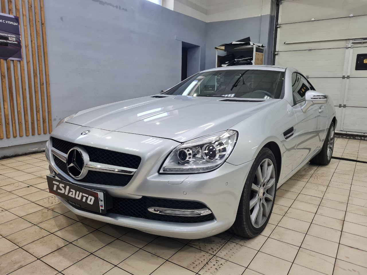Mercedes SLK оклейка пленкой фар в Москве