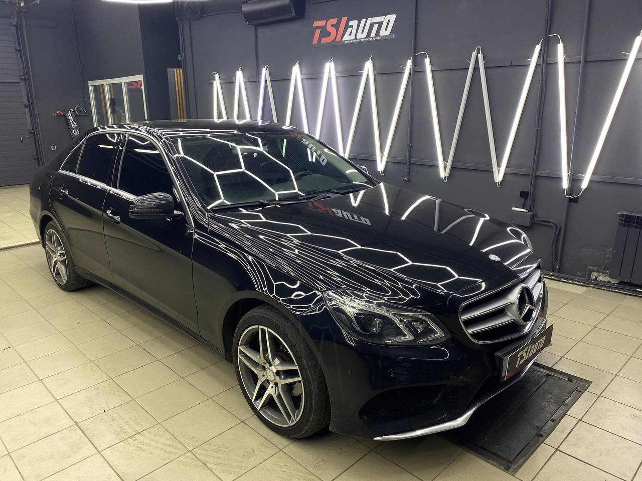 Mercedes E-class w212 установка подсветки салона в Москве