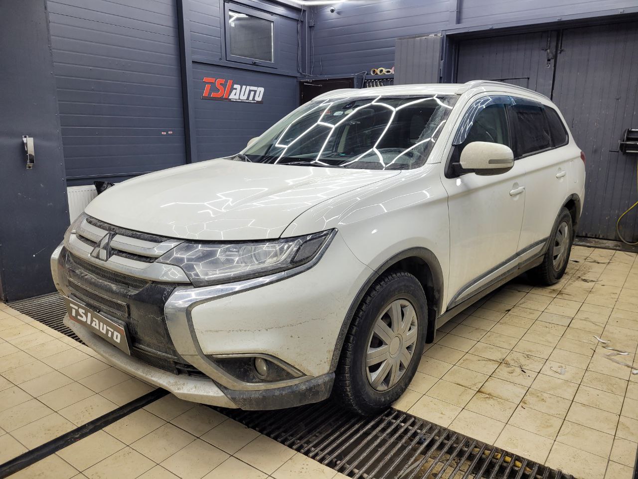 Замена головного устройства и установка камеры Mitsubishi Outlander XL в Москве