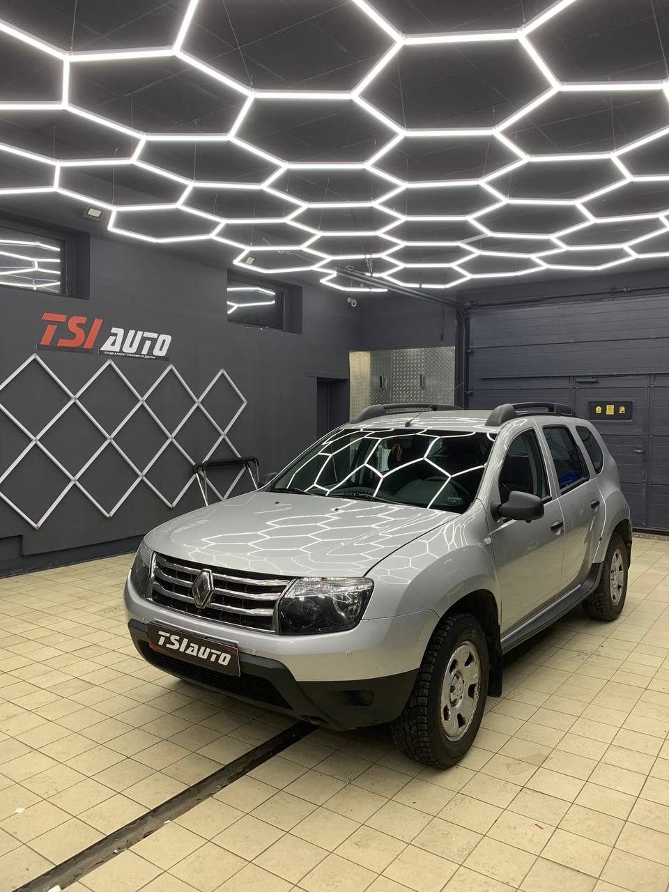 Renault Duster установка ГУ с круговым обзором в Москве