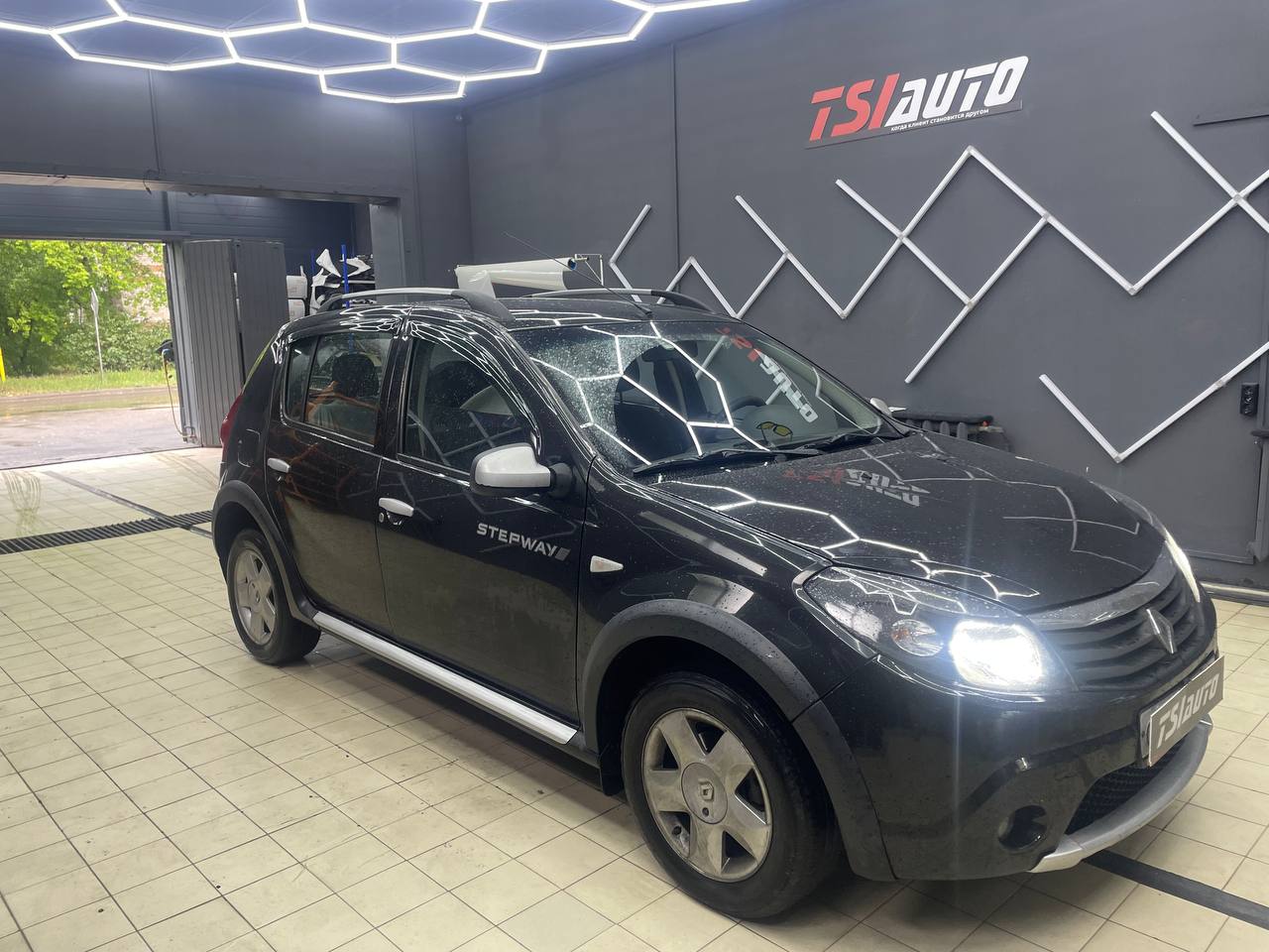 Замена головного устройства Renault Sandero в Москве