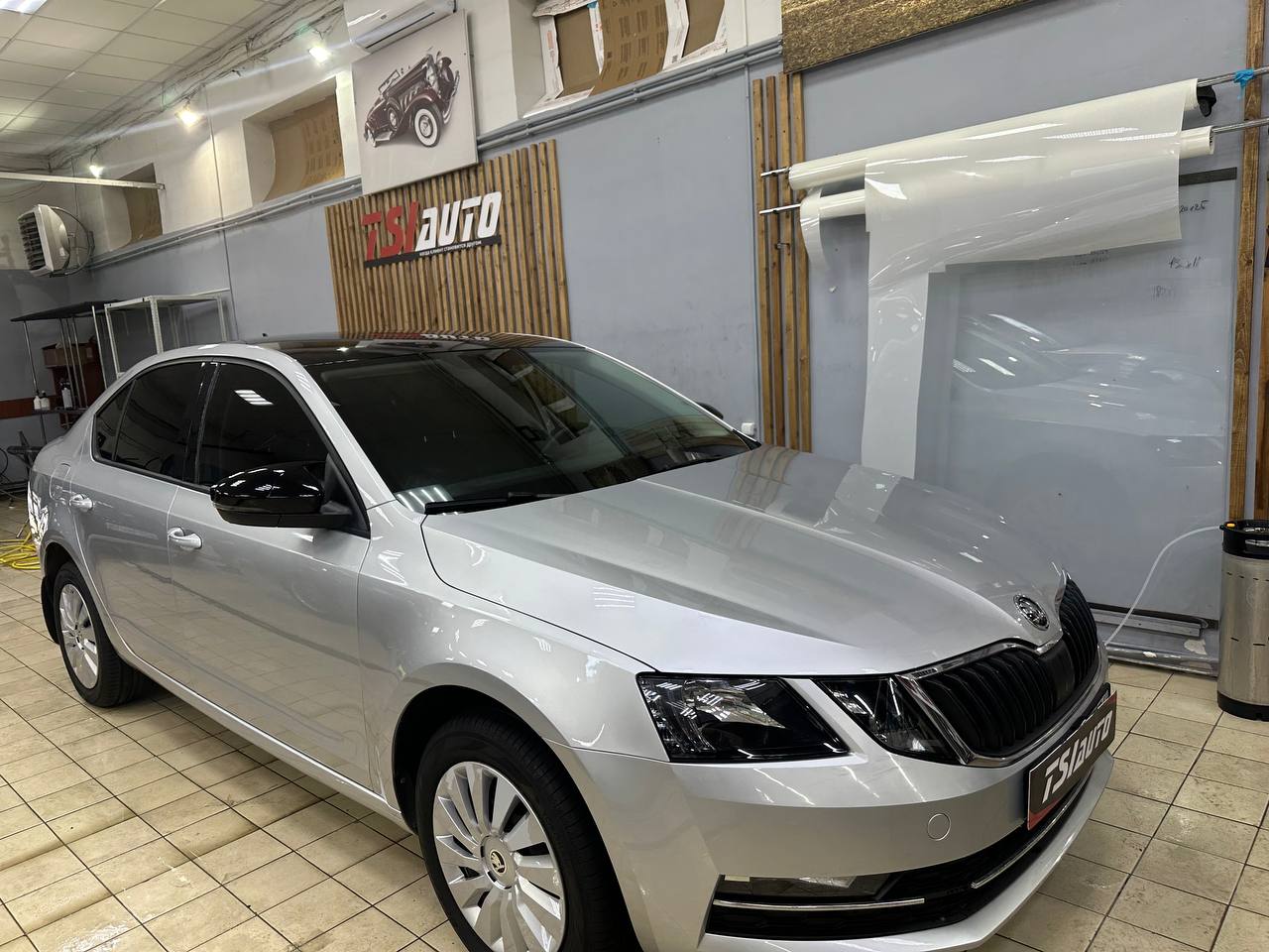 Оклейка пленкой Skoda Octavia A7 в Москве