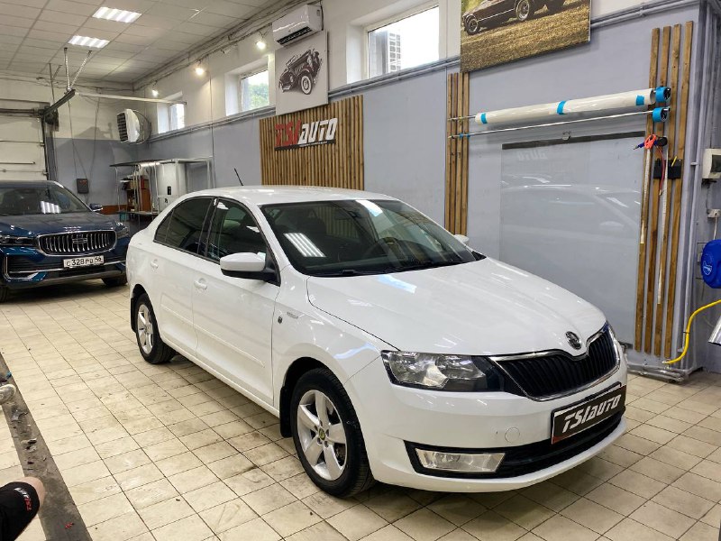 Skoda Rapid установка усилителя и динамиков в Москве