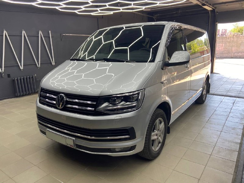 Volkswagen Caravelle установка усилителя и динамиков в Москве