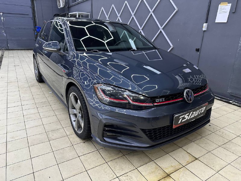 Химчистка Volkswagen Golf GTI и мойка двигателя в Москве