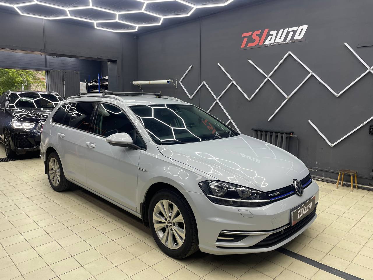 Volkswagen Golf 7 установка подсветки салона в Москве