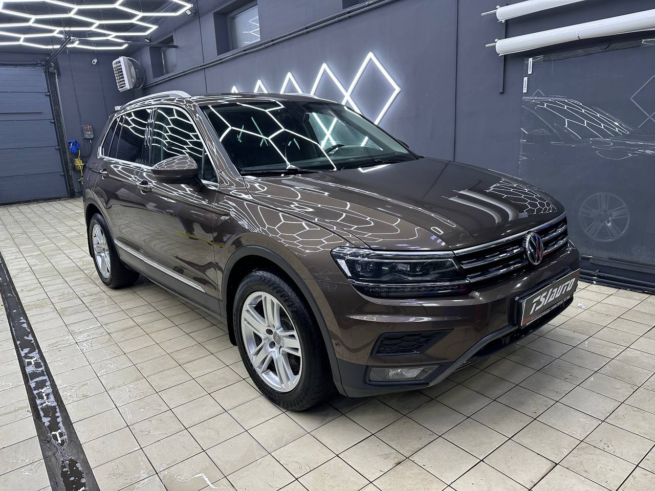 Химчистка салона Volkswagen Tiguan и мойка двигателя в Москве