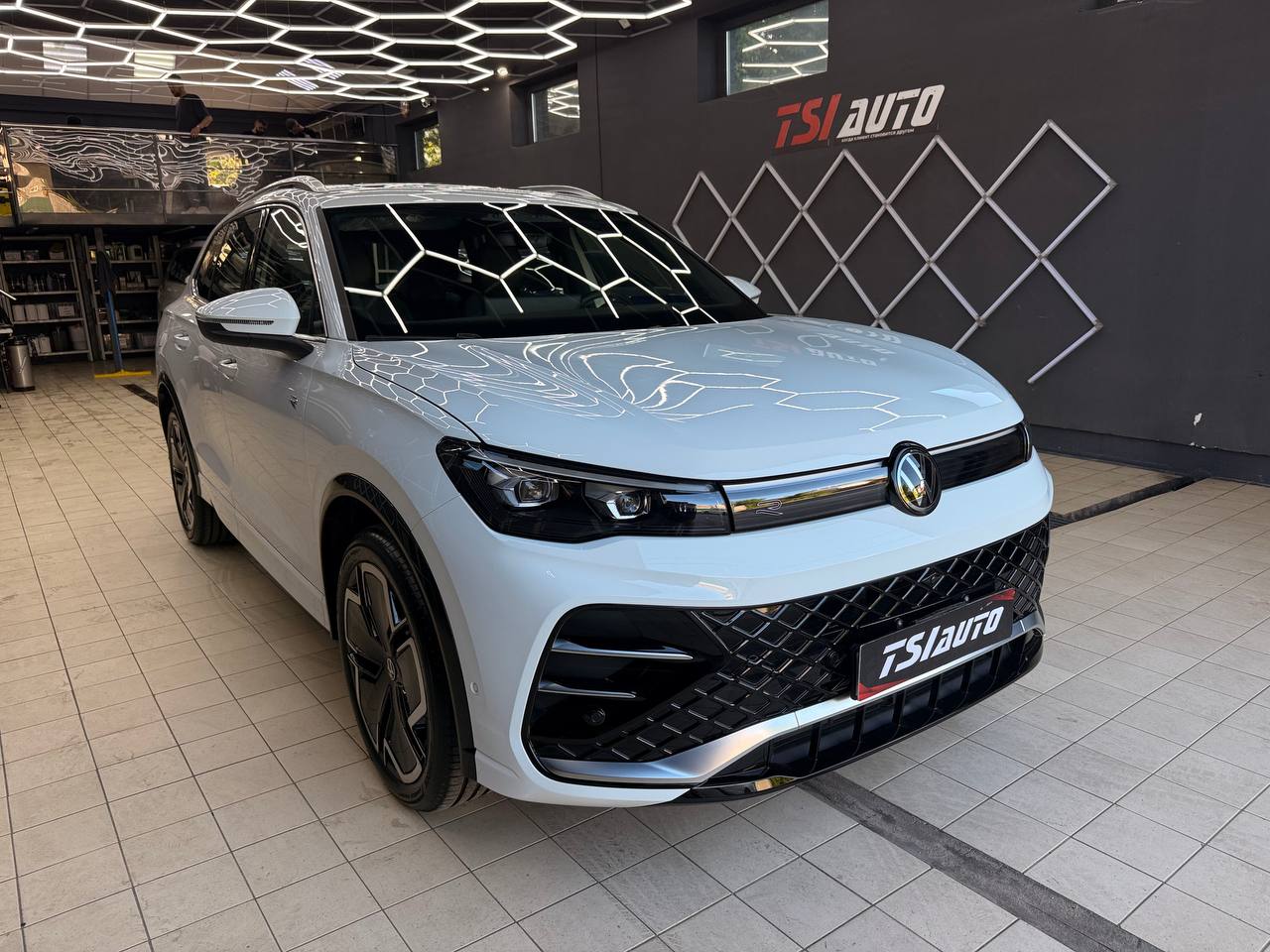 Оклейка пленкой Volkswagen Tiguan L Pro в Москве