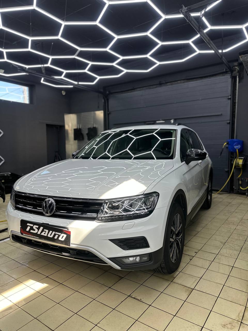 Volkswagen Tiguan полировка и оклейка фар в Москве