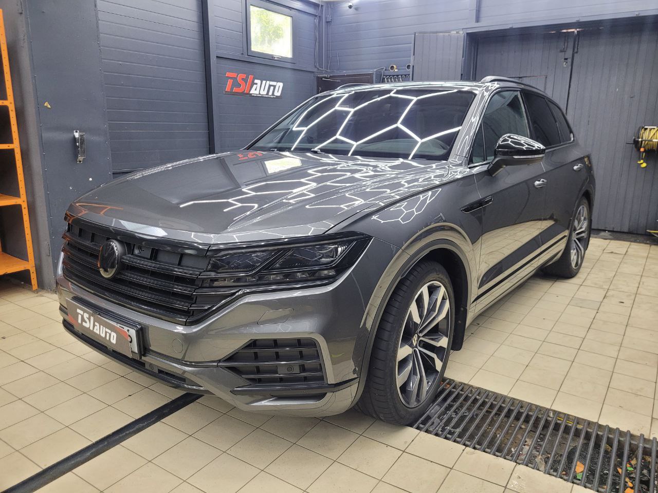 Volkswagen Touareg оклейка лобового стекла в Москве