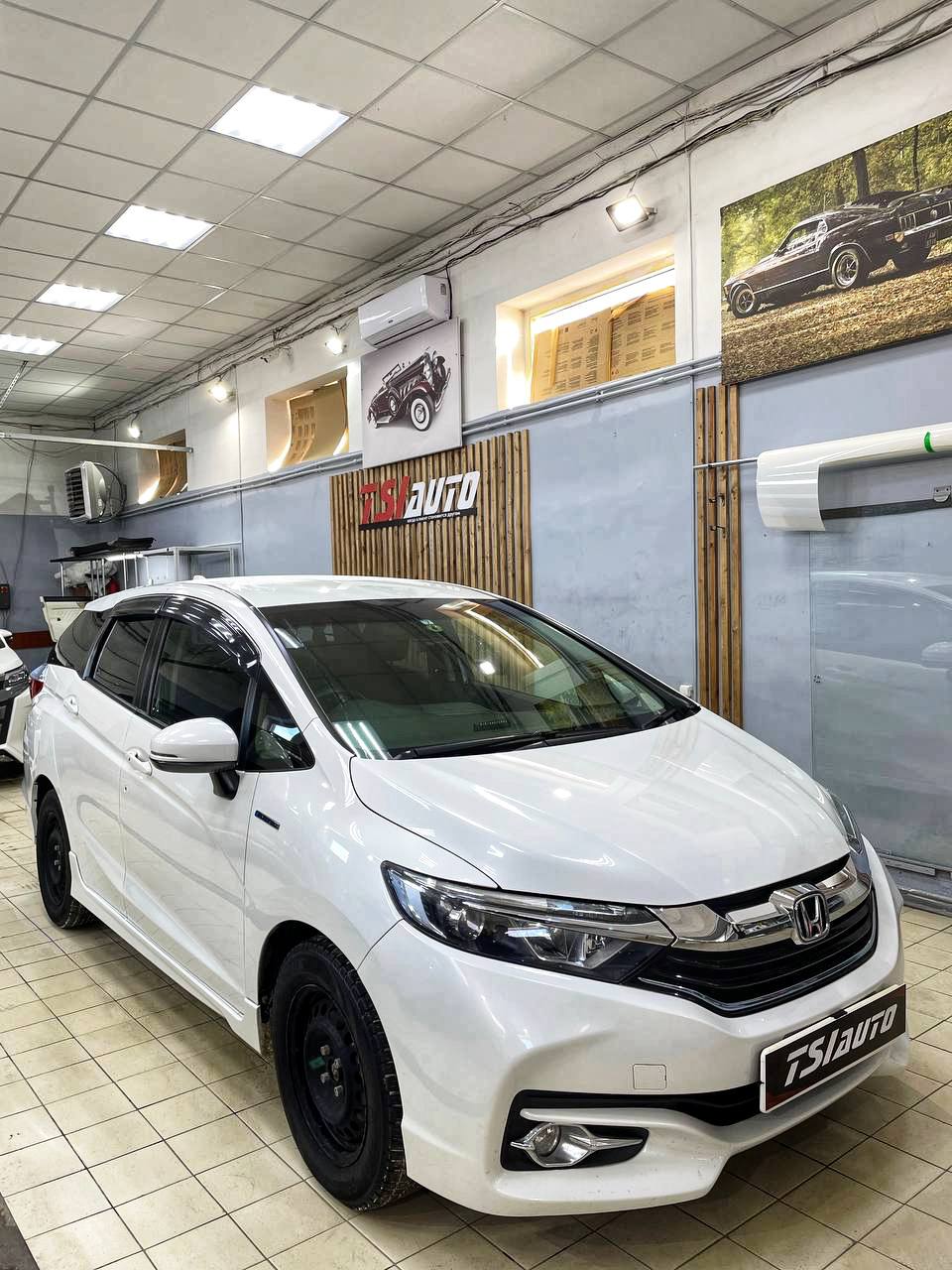 Honda Shuttle оклейка фар бронепленкой в Москве