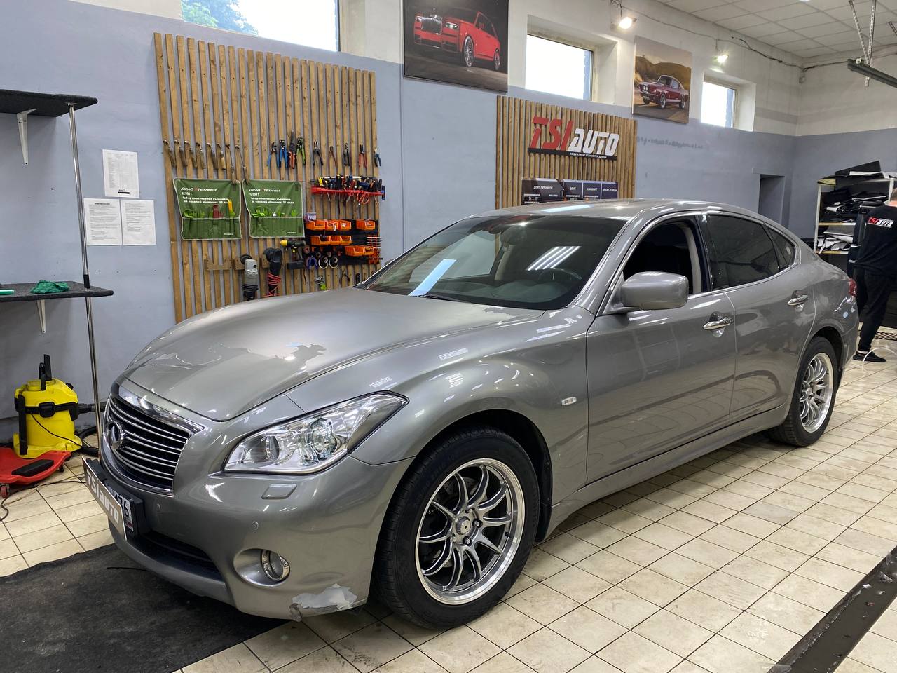 Infiniti Q70 восстановительная полировка фар в Москве