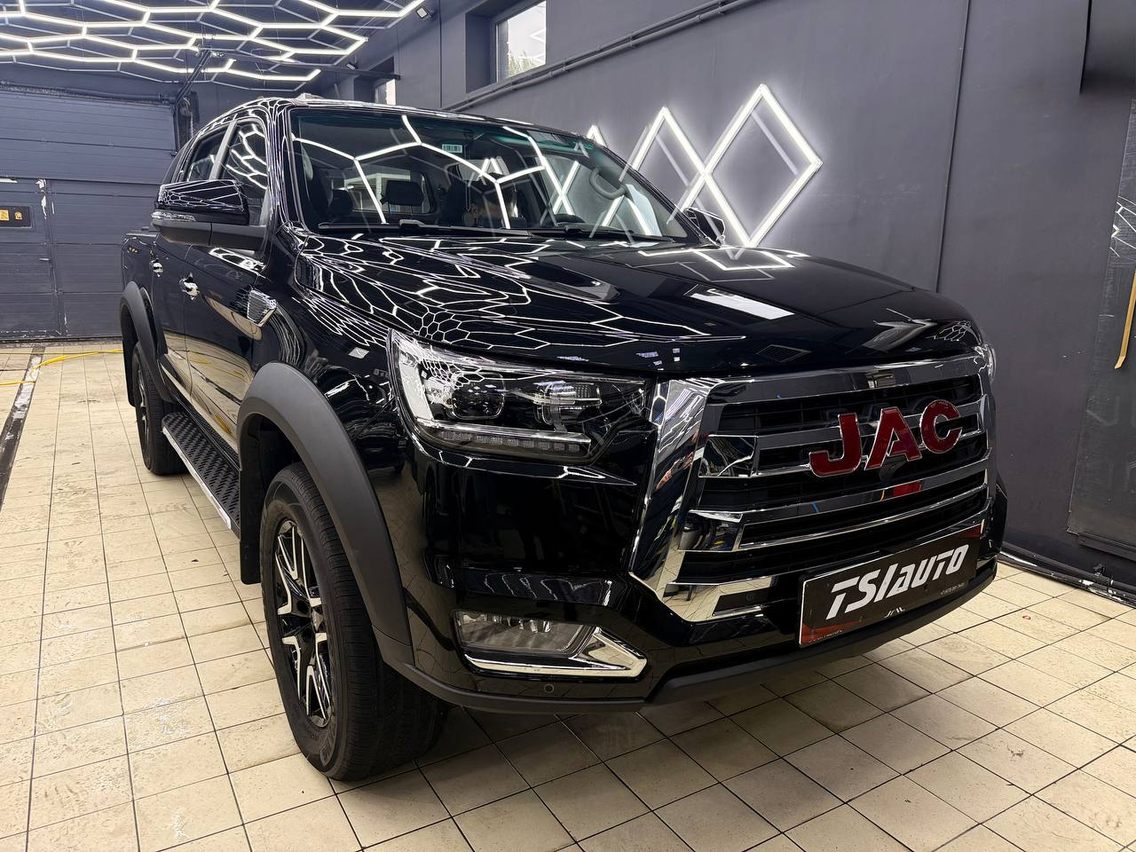 Оклейка бронепленкой Jac T8 Pro в Москве