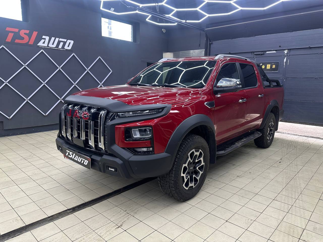 Оклейка пленкой Jac T9 в Москве