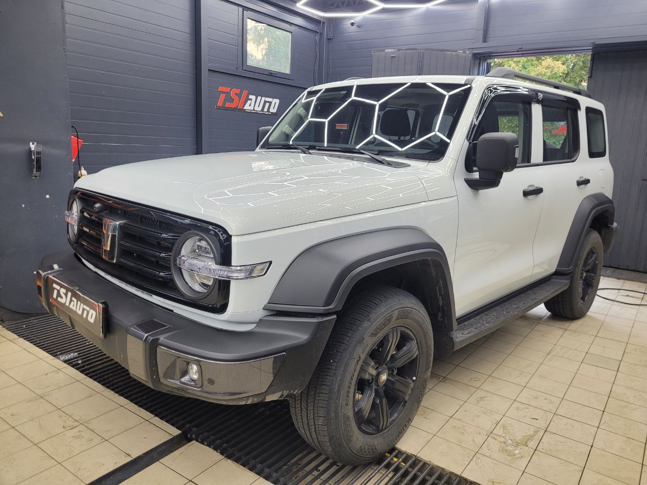 Танк 300 оклейка пленкой в Москве