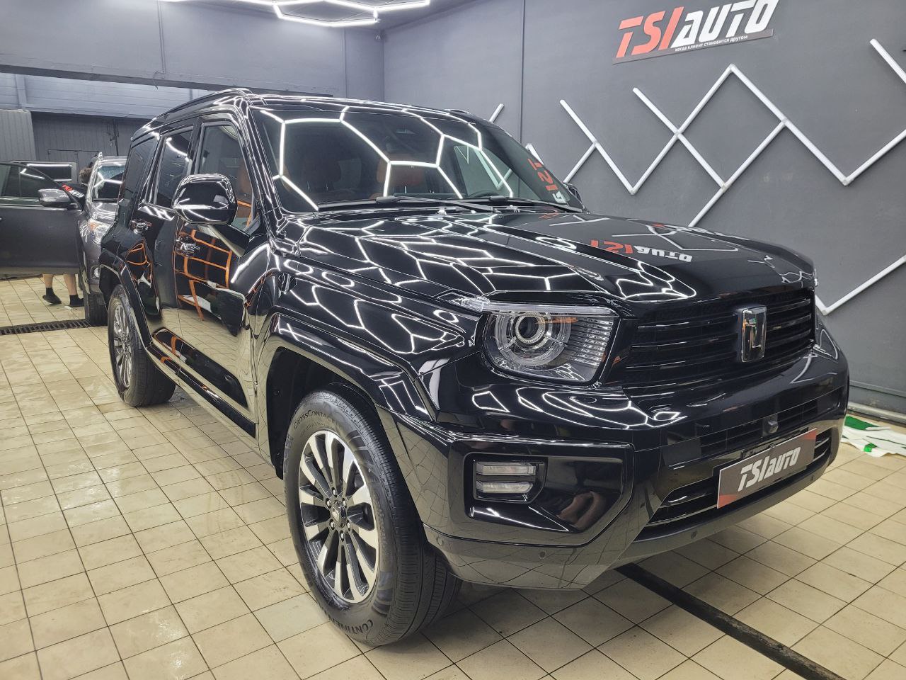 Оклейка пленкой Танк 700 в Москве
