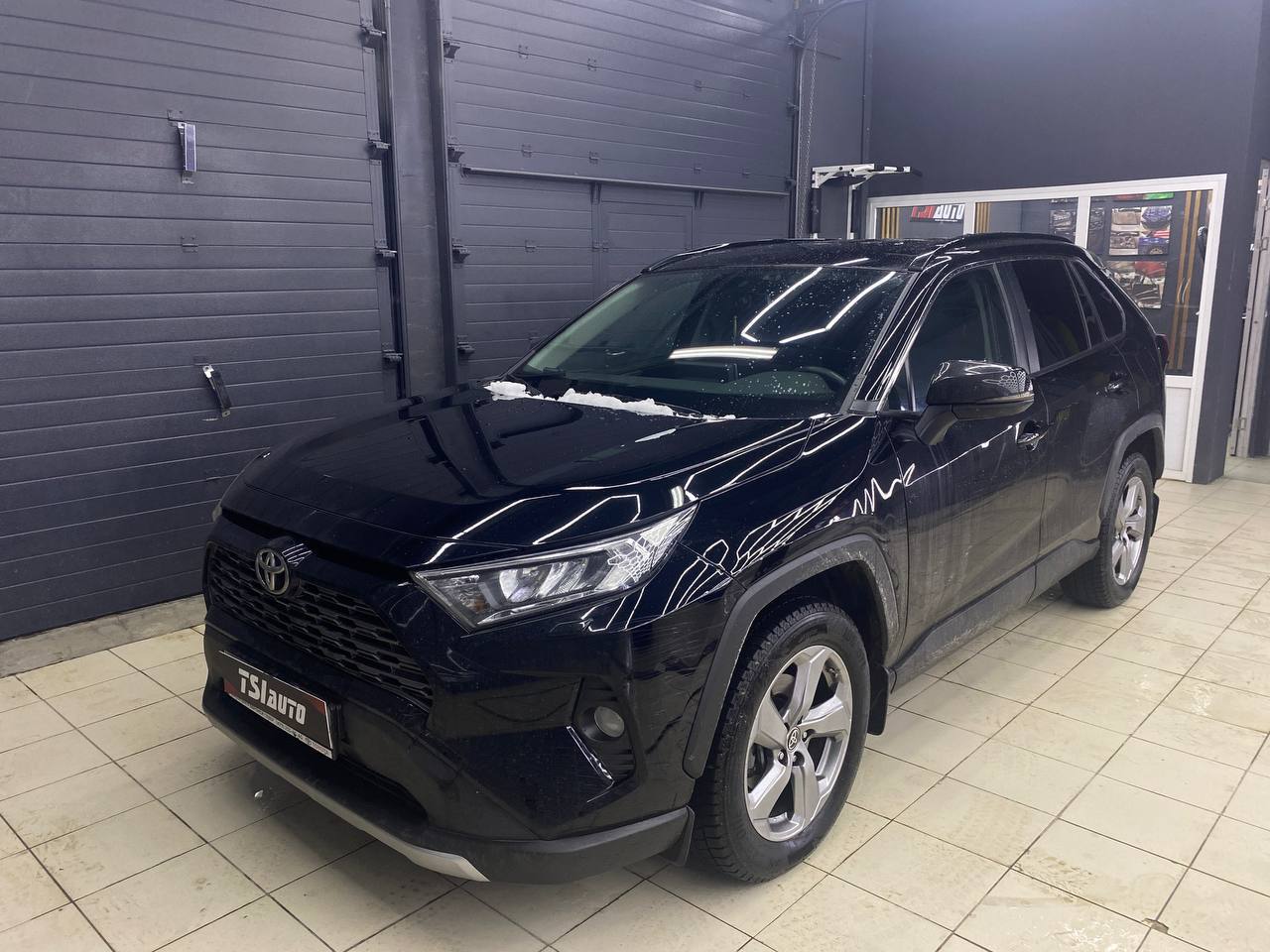 Toyota RAV 4 установка подсветки салона в Москве