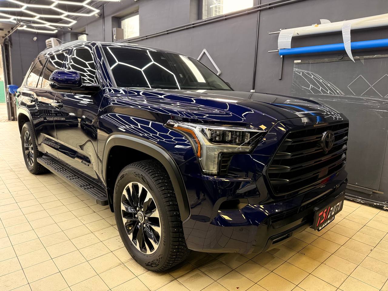 Полная оклейка пленкой Toyota Sequoia в Москве